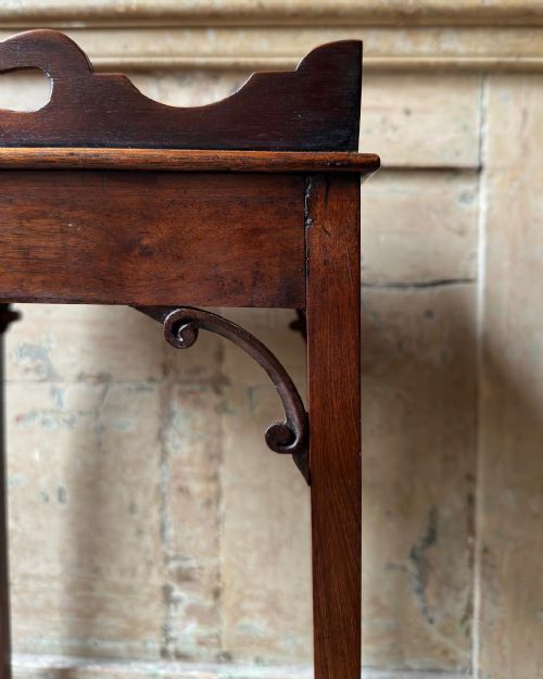 AN ELEGANT 18TH CENTURY MAHOGANY URN STAND - ADDITIONAL PHOTO 7