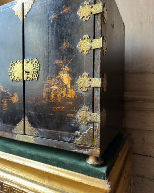 A RARE EARLY 18TH CENTURY JAPANNED MEDAL CABINET ON STAND C1720 - ADDITIONAL PHOTO 1