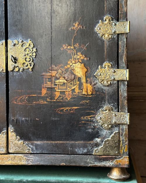 A RARE EARLY 18TH CENTURY JAPANNED MEDAL CABINET ON STAND C1720 - ADDITIONAL PHOTO 3