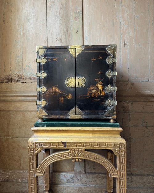 A RARE EARLY 18TH CENTURY JAPANNED MEDAL CABINET ON STAND C1720 - ADDITIONAL PHOTO 4