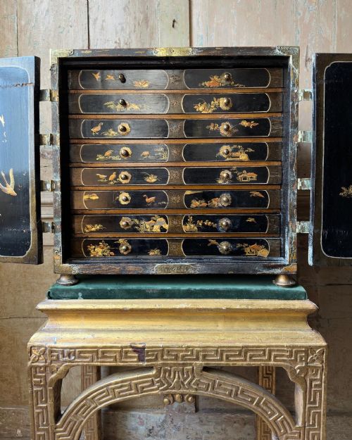 A RARE EARLY 18TH CENTURY JAPANNED MEDAL CABINET ON STAND C1720 - ADDITIONAL PHOTO 6