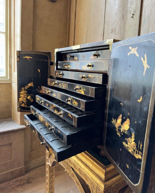 A RARE EARLY 18TH CENTURY JAPANNED MEDAL CABINET ON STAND C1720 - ADDITIONAL PHOTO 8