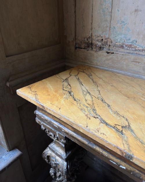 A BOLDLY CARVED 18TH CENTURY GILTWOOD CONSOLE TABLE C1700 - ADDITIONAL PHOTO 1
