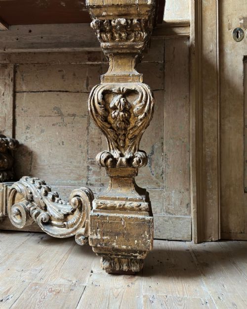 A BOLDLY CARVED 18TH CENTURY GILTWOOD CONSOLE TABLE C1700 - ADDITIONAL PHOTO 2