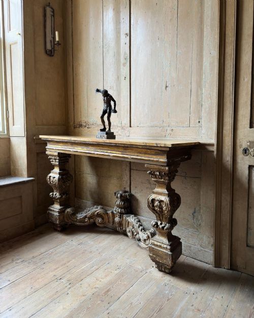 A BOLDLY CARVED 18TH CENTURY GILTWOOD CONSOLE TABLE C1700 - ADDITIONAL PHOTO 3