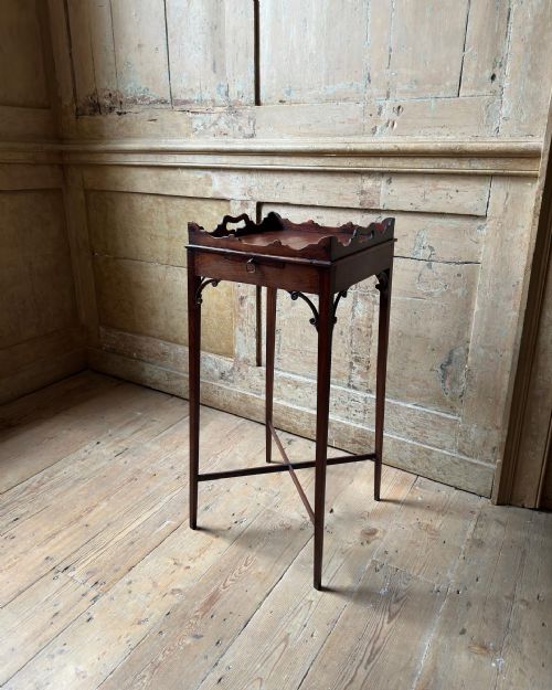 an elegant 18th century mahogany urn stand - CATEGORY: ANTIQUE FURNITURE - DATED 18TH CENTURY