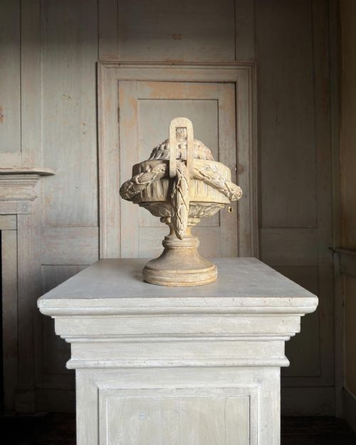 AN 18TH CENTURY CARVED PAINTED CLASSICAL URN - ADDITIONAL PHOTO 1