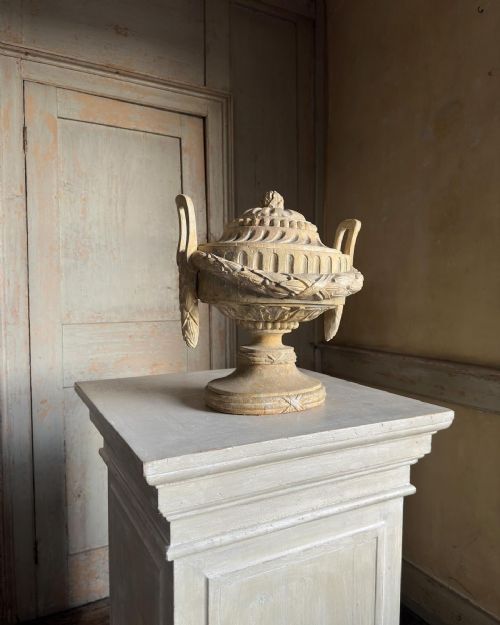 AN 18TH CENTURY CARVED PAINTED CLASSICAL URN - ADDITIONAL PHOTO 2