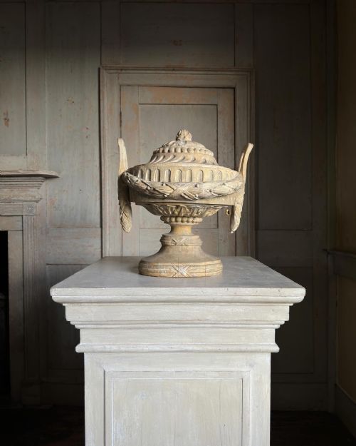 AN 18TH CENTURY CARVED PAINTED CLASSICAL URN - ADDITIONAL PHOTO 3