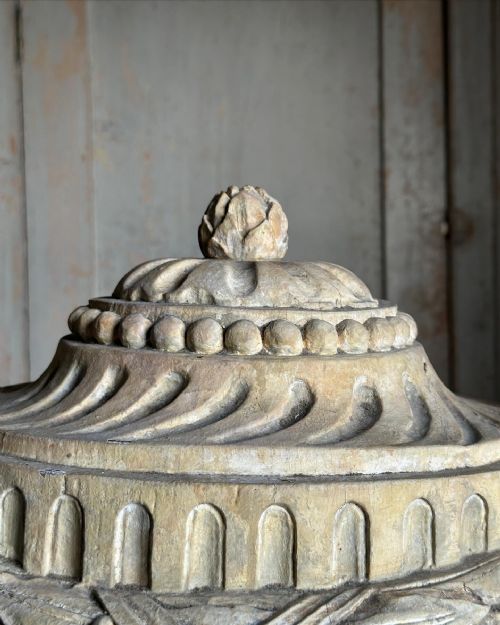 AN 18TH CENTURY CARVED PAINTED CLASSICAL URN - ADDITIONAL PHOTO 4