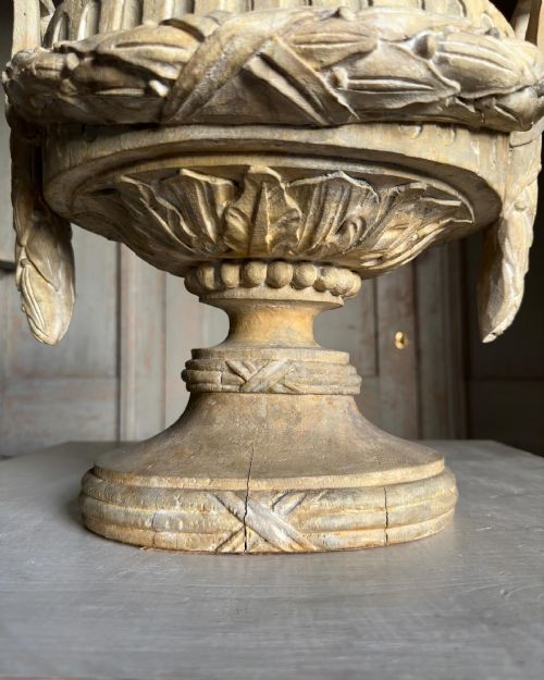 AN 18TH CENTURY CARVED PAINTED CLASSICAL URN - ADDITIONAL PHOTO 5