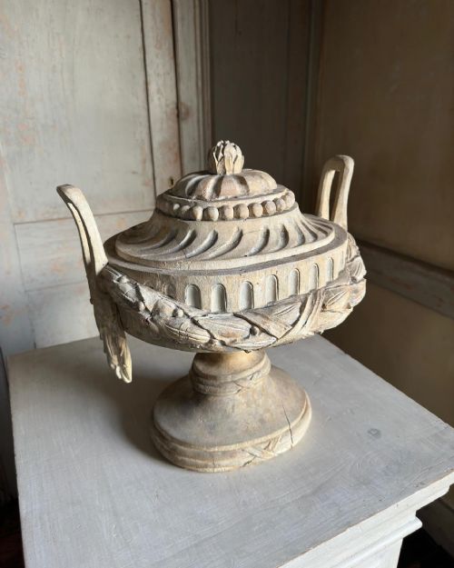 AN 18TH CENTURY CARVED PAINTED CLASSICAL URN - ADDITIONAL PHOTO 6