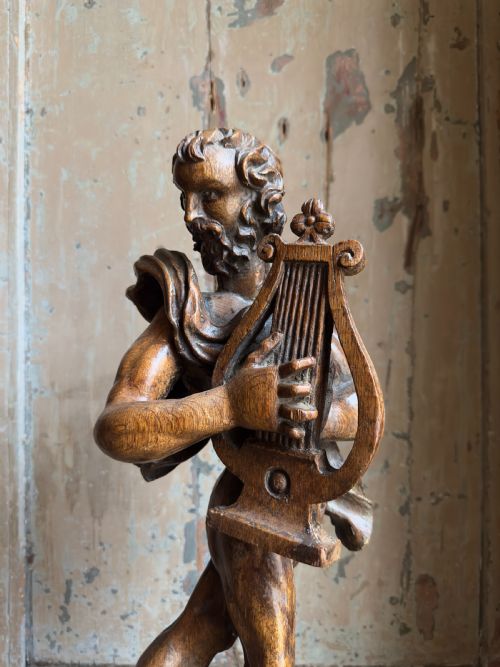 A RARE 17TH CENTURY CARVED OAK FIGURE OF ORPHEUS - ADDITIONAL PHOTO 5
