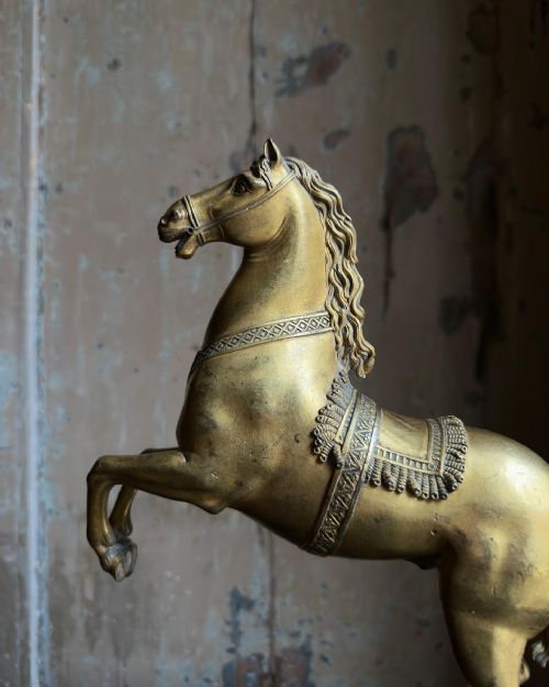 A FINE 18TH CENTURY FRENCH GILT BRONZE REARING HORSE - ADDITIONAL PHOTO 2