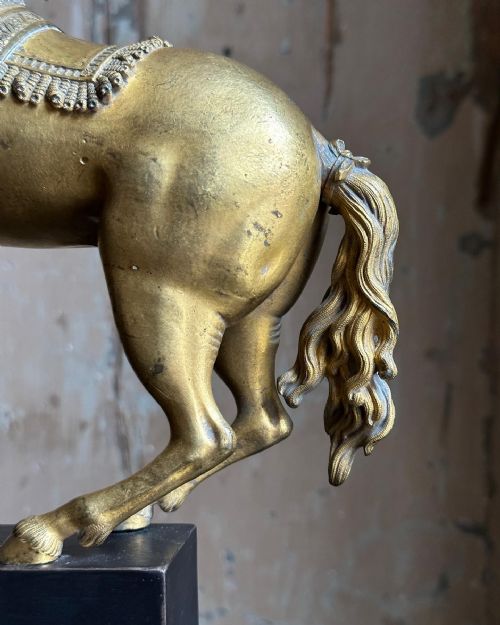 A FINE 18TH CENTURY FRENCH GILT BRONZE REARING HORSE - ADDITIONAL PHOTO 3