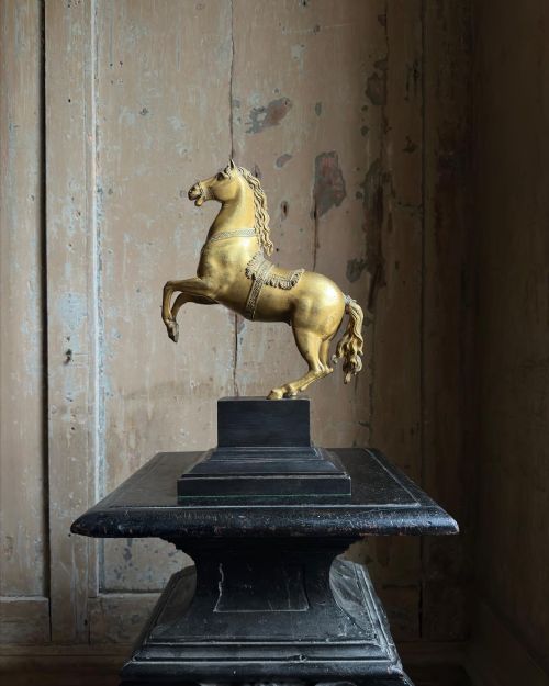 A FINE 18TH CENTURY FRENCH GILT BRONZE REARING HORSE - ADDITIONAL PHOTO 5