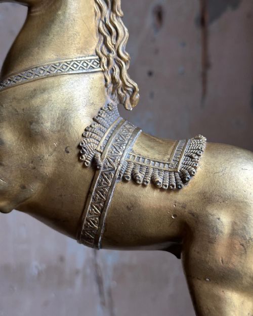A FINE 18TH CENTURY FRENCH GILT BRONZE REARING HORSE - ADDITIONAL PHOTO 7