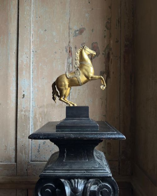 A FINE 18TH CENTURY FRENCH GILT BRONZE REARING HORSE - ADDITIONAL PHOTO 8