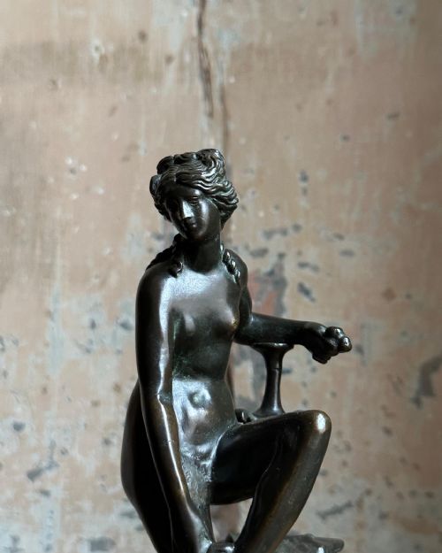 AN 18TH CENTURY BRONZE FIGURE OF VENUS AT THE BATH - ADDITIONAL PHOTO 1