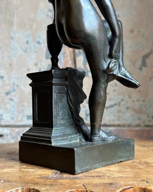 AN 18TH CENTURY BRONZE FIGURE OF VENUS AT THE BATH - ADDITIONAL PHOTO 2
