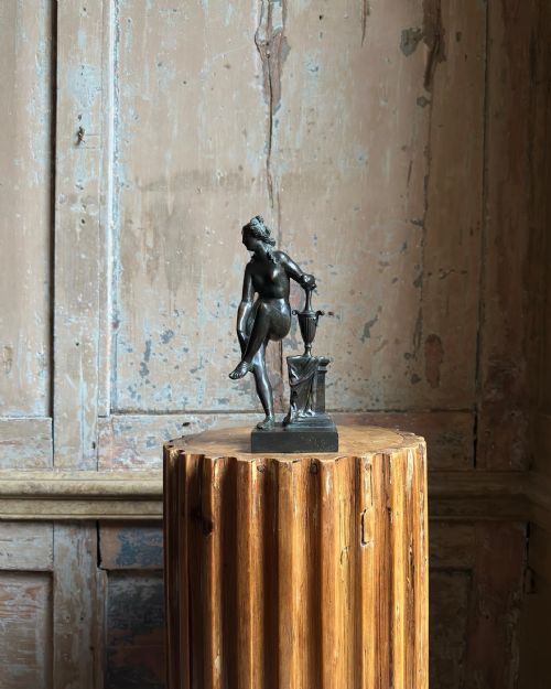 AN 18TH CENTURY BRONZE FIGURE OF VENUS AT THE BATH - ADDITIONAL PHOTO 3