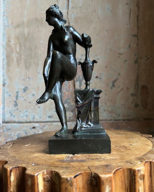 AN 18TH CENTURY BRONZE FIGURE OF VENUS AT THE BATH - ADDITIONAL PHOTO 4