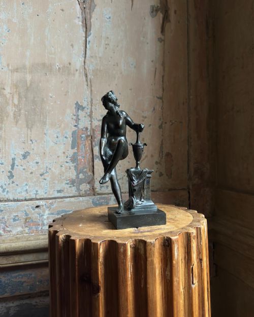 AN 18TH CENTURY BRONZE FIGURE OF VENUS AT THE BATH - ADDITIONAL PHOTO 5
