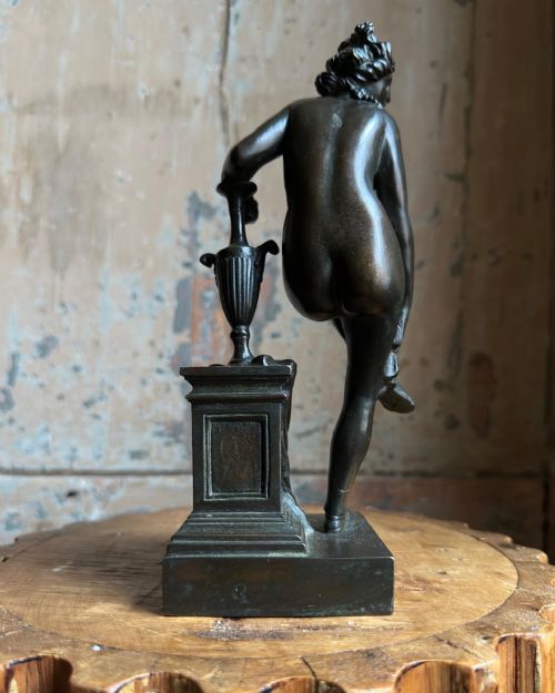 AN 18TH CENTURY BRONZE FIGURE OF VENUS AT THE BATH - ADDITIONAL PHOTO 6