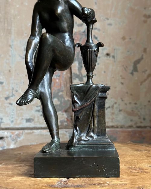 AN 18TH CENTURY BRONZE FIGURE OF VENUS AT THE BATH - ADDITIONAL PHOTO 8