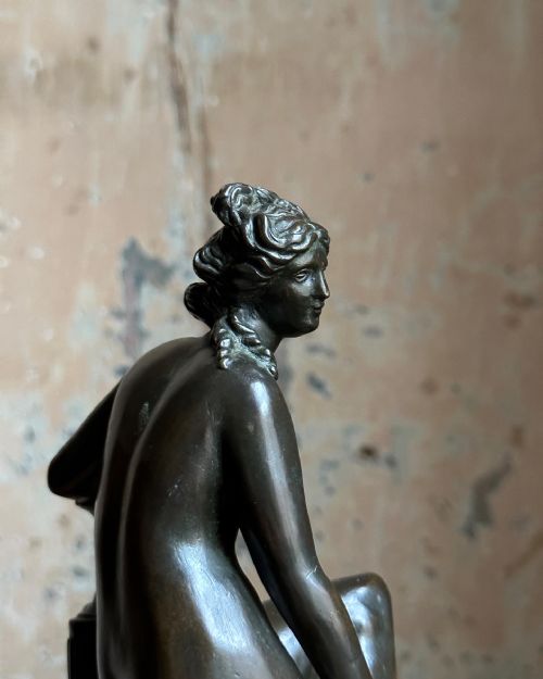 AN 18TH CENTURY BRONZE FIGURE OF VENUS AT THE BATH - ADDITIONAL PHOTO 9