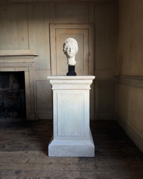 THE PISANI PEDESTAL - ADDITIONAL PHOTO 2