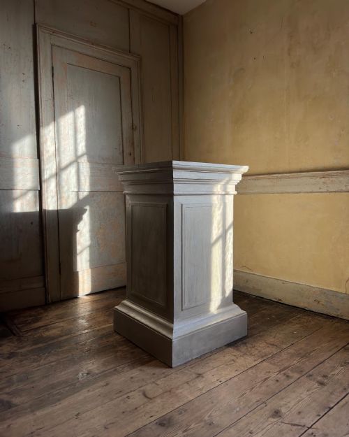 THE PISANI PEDESTAL - ADDITIONAL PHOTO 3