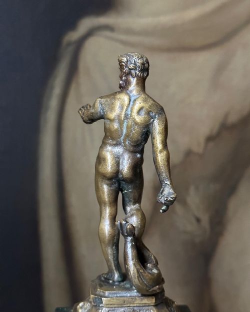 A BOLD 18TH CENTURY BRONZE FIGURE OF NEPTUNE - ADDITIONAL PHOTO 5