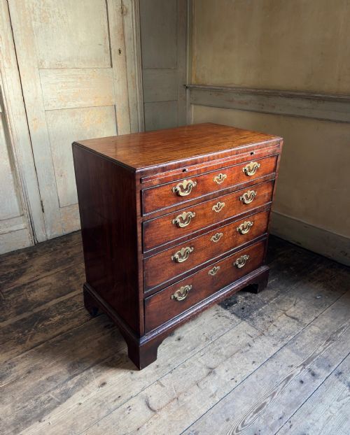 A GEORGE II MAHOGANY CHEST OF DRAWERS IN THE MANNER OF GILES GRENDEY C1740 - ADDITIONAL PHOTO 3