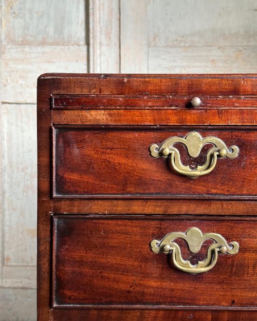 A GEORGE II MAHOGANY CHEST OF DRAWERS IN THE MANNER OF GILES GRENDEY C1740 - ADDITIONAL PHOTO 4