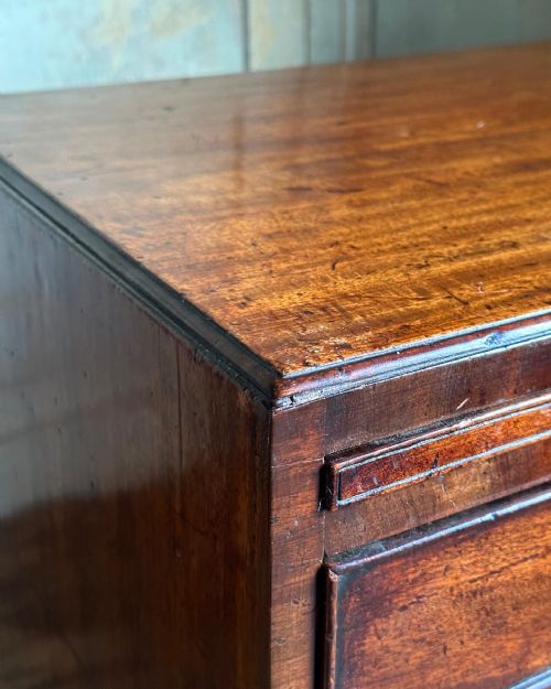 A GEORGE II MAHOGANY CHEST OF DRAWERS IN THE MANNER OF GILES GRENDEY C1740 - ADDITIONAL PHOTO 5