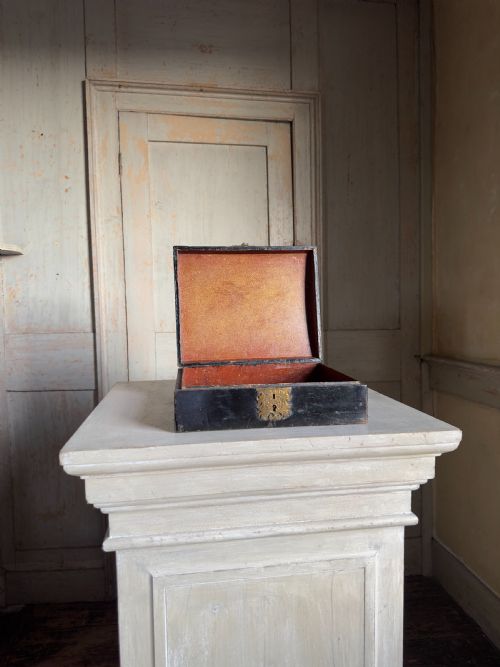 an early 18th century japanned writing box - CATEGORY: ANTIQUE BOXES - DATED 