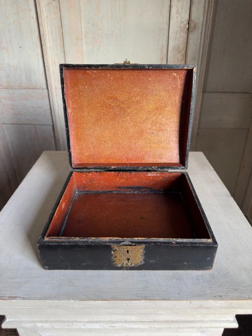 AN EARLY 18TH CENTURY JAPANNED WRITING BOX - ADDITIONAL PHOTO 1
