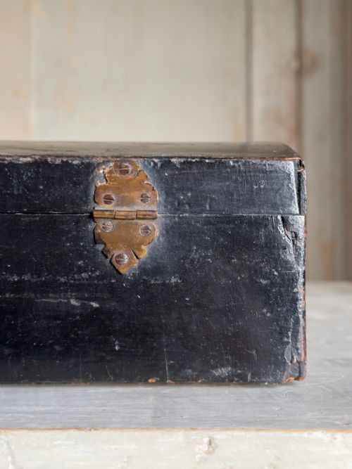 AN EARLY 18TH CENTURY JAPANNED WRITING BOX - ADDITIONAL PHOTO 2