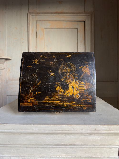 AN EARLY 18TH CENTURY JAPANNED WRITING BOX - ADDITIONAL PHOTO 4