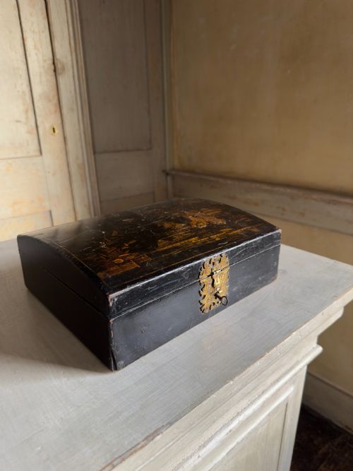 AN EARLY 18TH CENTURY JAPANNED WRITING BOX - ADDITIONAL PHOTO 7