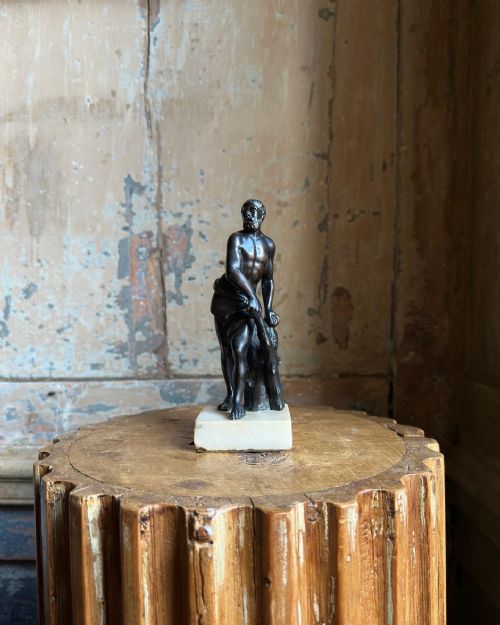A 17TH CENTURY BRONZE FIGURE OF HERCULES - ADDITIONAL PHOTO 1