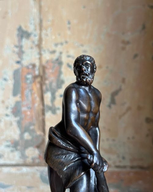 A 17TH CENTURY BRONZE FIGURE OF HERCULES - ADDITIONAL PHOTO 2