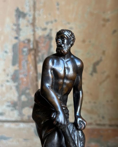 A 17TH CENTURY BRONZE FIGURE OF HERCULES - ADDITIONAL PHOTO 5