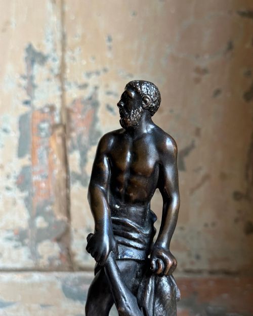 A 17TH CENTURY BRONZE FIGURE OF HERCULES - ADDITIONAL PHOTO 7