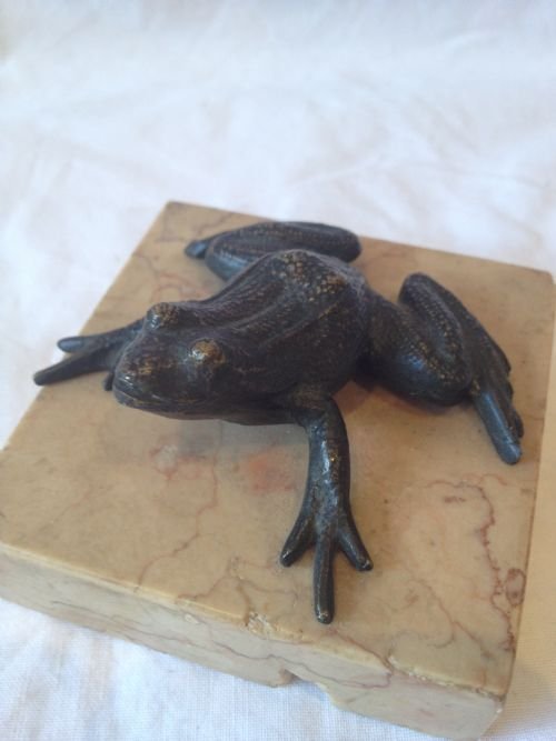 BRONZE FROG PAPERWEIGHT View IV