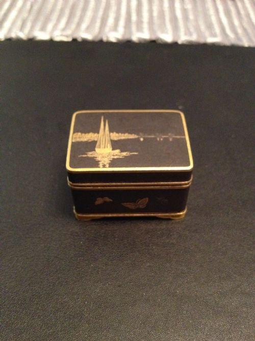 SUPERB JAPANESE BRONZE SNUFF OR PILL BOX View IV