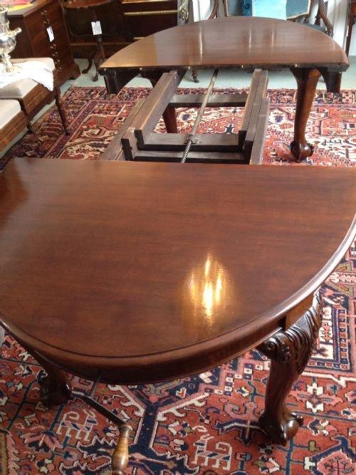 Large Mahogany Extending Dining Table with 2 Leaves