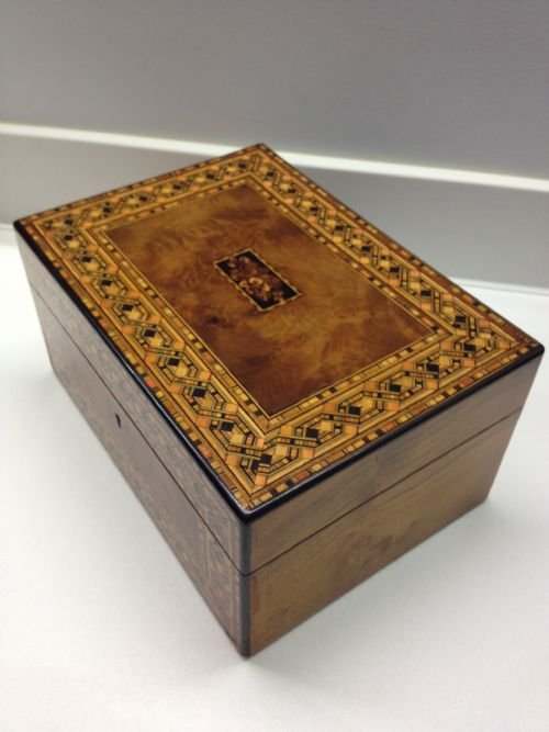LOVELY QUALITY INLAID WALNUT SEWING BOX View V