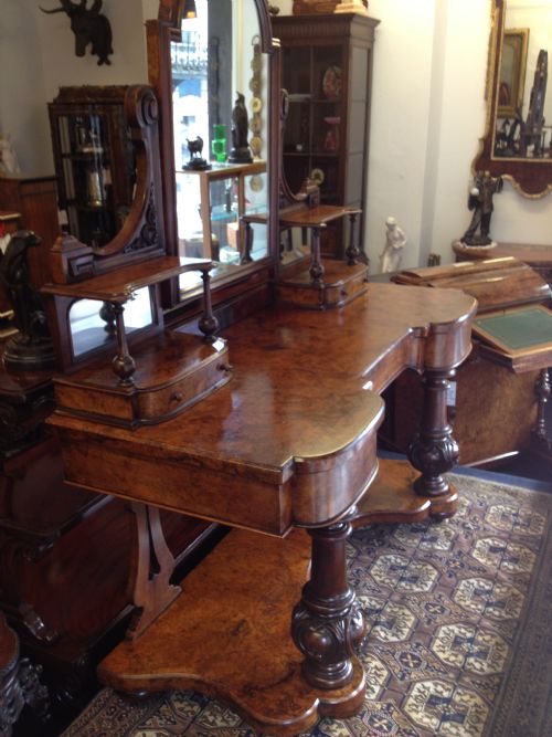 IMPRESSIVE VICTORIAN WALNUT DUCHESS DRESSING TABLE View V